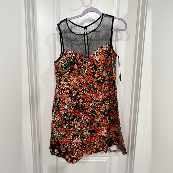 New beautiful head turner dress! - Picture 5 of 6